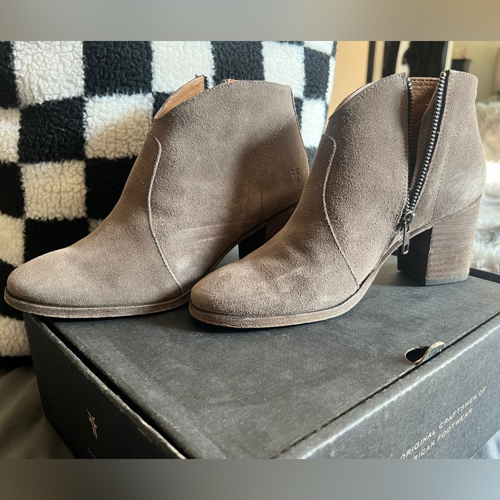 Frye Nora suede Zip Short
